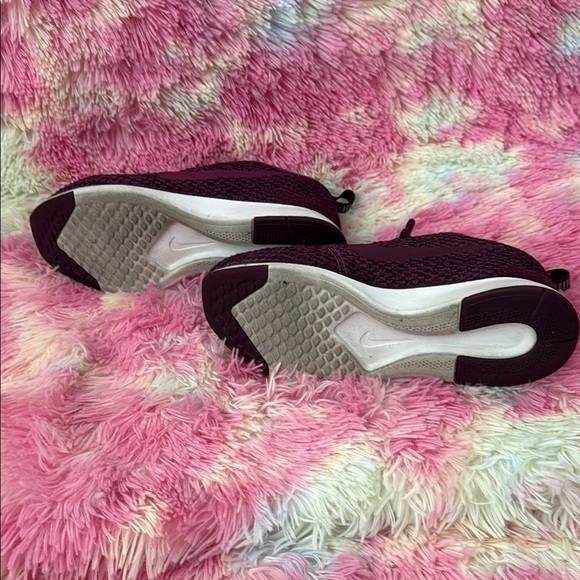 Nike Purple Sneakers Modern Athletic Design - Picture 4 of 5